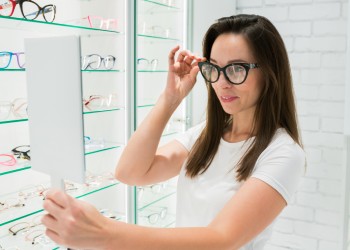 Gözlük takan mutlu müşteri – İskenderun Erol Optik