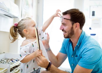 Çocuk gözlük ölçümü sırasında – İskenderun Erol Optik