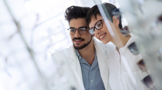 Optisyen müşteriye gözlük ölçümü yapıyor – İskenderun Erol Optik